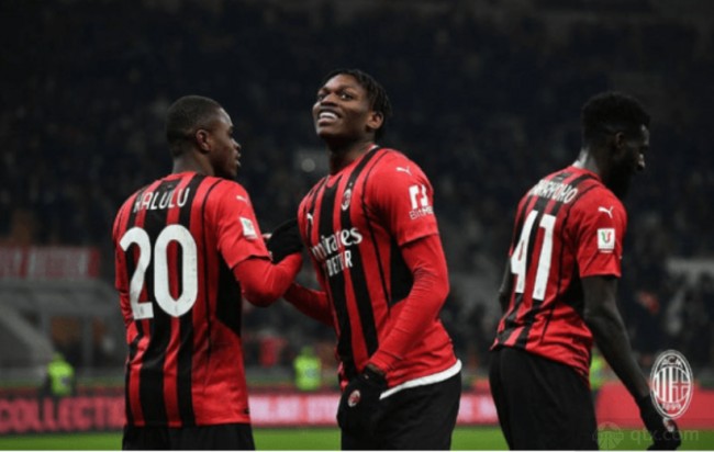 faker ： ＂在我与 SKT 的时光中，我有许多美好的回忆；与 T1 一起，我经历了很多个人成长＂